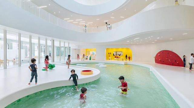 Aquatic kindergartens, playful and pedagogical innovation
A universe of exploration, where water becomes a medium for exercise, socialisation and imaginative stimulation.