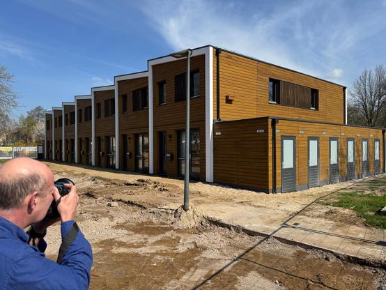 Foto van mij over de schouder genomen, terwijl ik een rij pas opgeleverde huizen aan het fotograferen ben, met een 24mm Tilt & Shift lens. (Foto: Richard Lips)