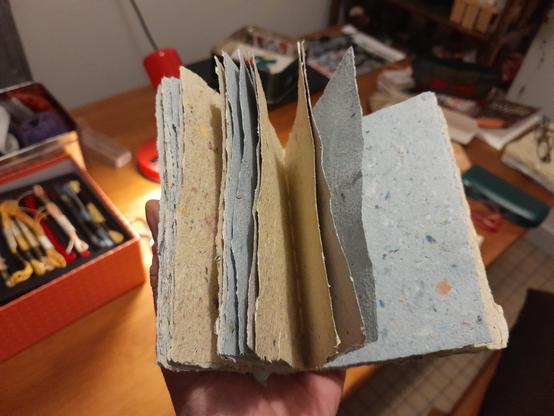 Carnet en papier artisanal, reliure copte. Pages intérieures dans les tons jaune, bleu, gris