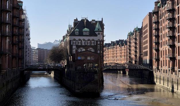 Hamburger Speicherstadt bei Ebbe, mit Elbschlösschen und Elbphilharmonie im Hintergrund