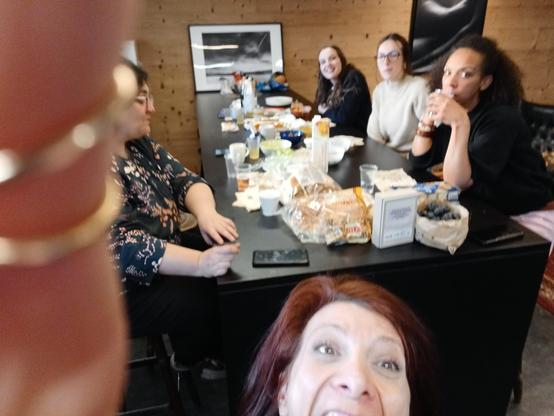 photo de groupe en mode selfie ratée de l'anniversaire de courgette éditions