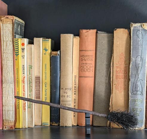 3D gedruckter Hexenbesen im Bücherregal