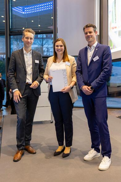 Dr. Anna Aubele mit dem Geschäftsführer der Bezirksgruppe Ulm, Götz Maier (links) und dem Vorsitzenden der Bezirksgruppe Oliver Wirth (rechts) (Foto: Frank Eppler) 