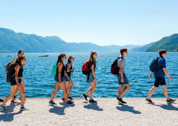 Ragazzi in trekking sulle sponde del Lago Maggiore