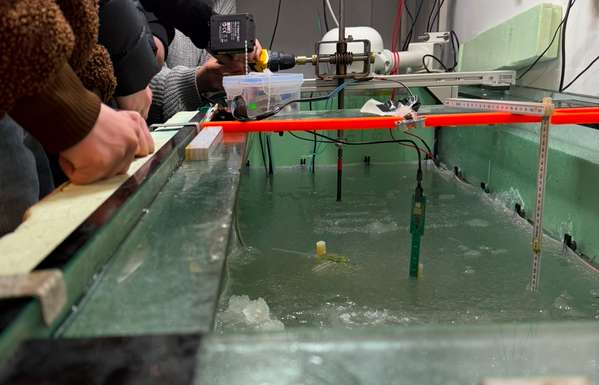 Experiment am Modell-Eis im Eis-Tank