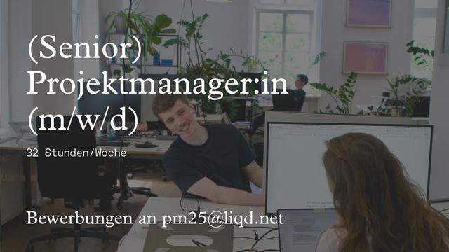 Das Bild zeigt zwei lächelnde Menschen im Büro. In weißer Schrift steht auf dem Bild: "(Senior) Projektmanager:in (m/w/d) 32 Stunden/Woche bewerbungen an pm25@liqd.net". 