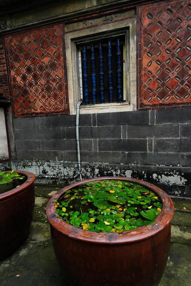 The Lin Family Heritage Mansion in Taipei: A Window into Taiwan’s Past

Taiwan is home to a rich and diverse cultural history, with numerous sites that showcase its past. One of the most significant historical landmarks is the Lin Family Heritage Mansion, located in Banqiao, New Taipei City. This grand residence, which dates back to the Qing Dynasty, is a remarkable example of traditional Chinese architecture and a testament to the influence and prosperity of the Lin family. Today, it stands as one of Taiwan’s best-preserved historic estates, offering visitors a glimpse into the aristocratic lifestyle of the past and the evolution of Taiwanese architecture and culture.

The History of the Lin Family Mansion

The Lin Family Heritage Mansion was built during the 19th century by the Lin family, one of Taiwan’s most prominent and wealthy families. The Lins were influential landowners and merchants who played a crucial role in the development of Taiwan’s economy during the Qing Dynasty. Their wealth and social status allowed them to construct an elaborate residential complex that not only served as a home but also as a symbol of their power and prestige.

