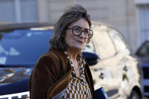 France announces the EU's second response to Trump's tariffs will target digital services from companies like Google, Amazon, Meta, Apple, and Microsoft. A new chapter in global trade! #EU #TradeWars #DigitalServices #Tariffs #TechNews #GlobalEconomy #France