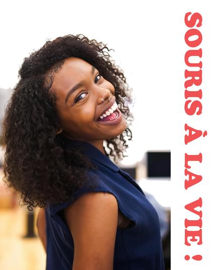 Une femme noire se tourne vers l'objectif, tout sourire.
Titte vertical en rouge : Souris à la vie !