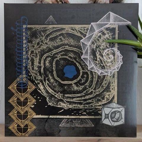 Ein abstraktes Kunstwerk mit einem zentralen kreisförmigen Design mit einem blauen Schwerpunkt, umgeben von verschiedenen geometrischen Formen und Mustern in Gold, Weiß und Schwarz. Die Komposition umfasst Spiralen und gestapelte geometrische Elemente, die vor einem dunklen Hintergrund stehen.