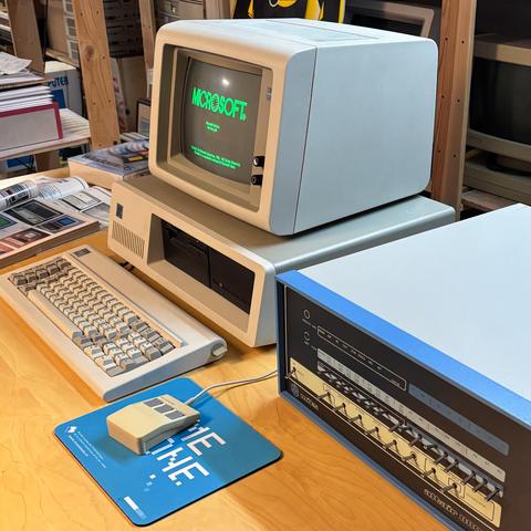 Un IBM-PC XT avec Windows 1.01 et un MITS Altaïr 8800b.