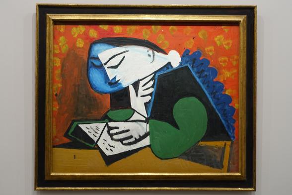 une toile de Pablo Picasso qui représente une femme qui lit