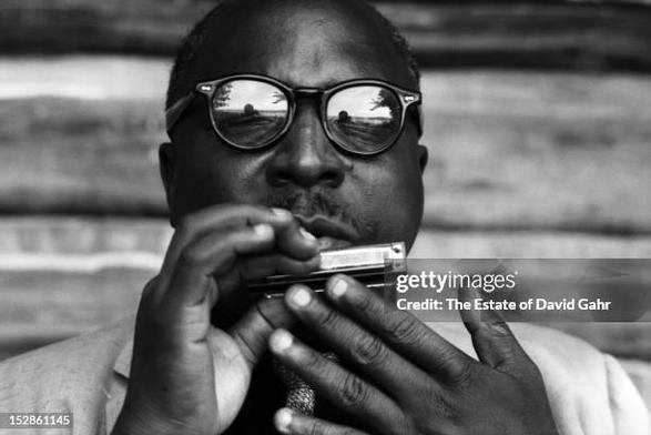Sonny Terry (1911–1986) était un musicien de blues américain, maître de l’harmonica, connu pour son style très expressif (cris, rires, gémissements). Il était aveugle et jouait souvent en duo avec Brownie McGhee. Ensemble, ils ont marqué le Piedmont Blues, un style de blues acoustique et rythmique.
Sonny Terry, c’est l’énergie brute du blues, qui te fait vibrer jusque dans les tripes. 🎶