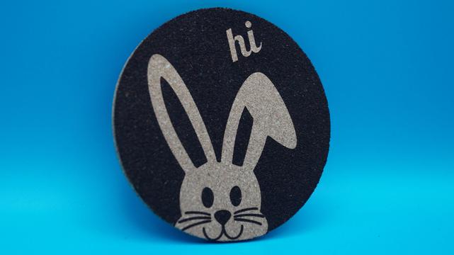 Korkuntersetzer mit niedlichem Hasenmotiv und „hi“-Gravur – nachhaltige Tischdeko für Ostern oder Frühling, aus Naturkork und mit Laserschnitt veredelt.

