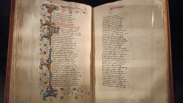 This copy of 'The Canterbury Tales' was produced in the 1430s. Credit: Brigade Piron / Wikipedia Commons
The page is divided into two columns of Gothic script, written in a careful, black ink hand. The text is in Middle English, in the dialect of Geoffrey Chaucer’s original work. Margins are generous, a sign of a high-quality manuscript.
The first letter of the text or sections features large, decorative initials in blue and red, often highlighted with white detailing and gold leaf. These initials are sometimes framed or flourished with vines and patterns that extend into the margins.