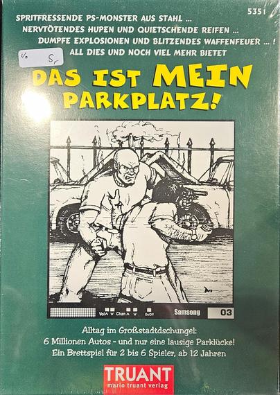 Das Foto zeigt die Schachtel des Spiels "Das ist mein Parkplatz!" von Truant. Folgender weitere Text ist auf der Schachtel abgedruckt:

Spritfressende PS-Monster aus Stahl...
Nervtötendes Hupen und quitschende Reifen...
Dimpfe Explosionen und blitzendes Waffenfeuer...
Alls dies und noch viel mehr bietet

DAS IST MEIN PARKPLATZ!

Alltag im Großstadtdschungel:
6 Millionen Autos - und nur eine lausige Parklücke!
Ein Brettspiel für 2 bis 6 Spieler, ab 12 Jahren

Auf der Schachtel ist sind zudem zwei bewaffnete und im Faustkampf verstrickt Männer abgebildet. Im Hintergrund sind zwei frontal zusammengestoßenen PKW zu erkennen.