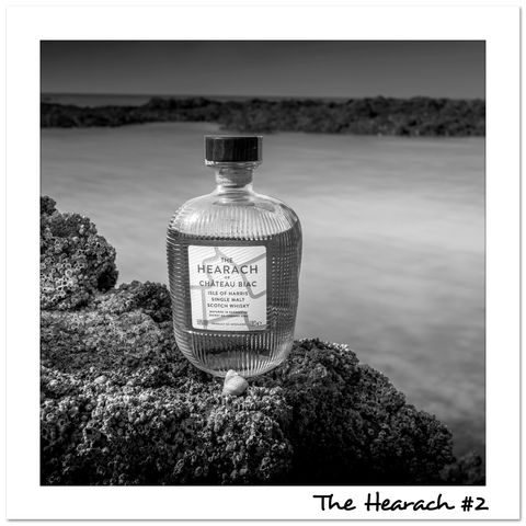 L’Isle of Harris Distillery est bien plus qu’une simple distillerie. C’est un projet humain qui lie tradition et innovation au cœur de l’île de Harris. Depuis ma visite en 2018, je suis fascinée par l’authenticité de leur approche. Le whisky The Hearach, vieilli en fûts de Bordeaux, est un véritable chef-d’œuvre. Une expérience qui capture l’âme de l’île et la passion de ses habitants. 🌊🥃