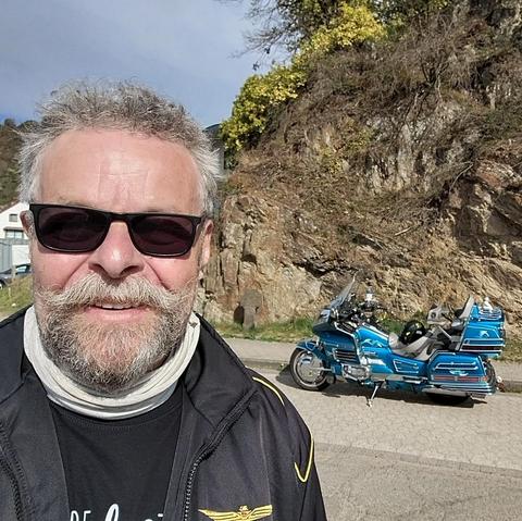 Vorne ich, dahinter eine Honda Goldwing.