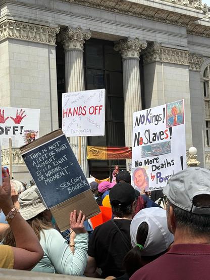 Photo d'une manif aux usa le 5 avril. Une dame tient une pancarte avec le message "ce n'est pas droite ou gauche là maintenant,  c'est bien ou mal" signé: sen. Cory Booker
