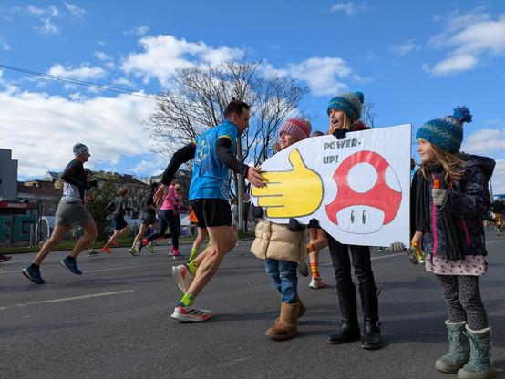 Kinder halten Power up Schild für Läufer