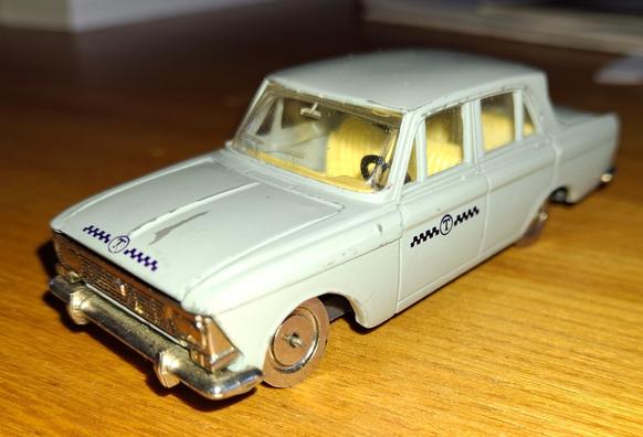 Kolme kuvaa Moskvitsh Elite -leikkiautosta, väri siniharmaa. Mittakaava 1:43. Made in USSR.