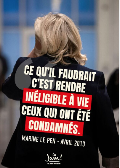 Une affiche où on voit une femme blonde, de dos ; c'est en fait Marine Le Pen. Il est écrit au centre de l'affiche "ce qu'il faudrait, c'est rendre inéligible à vie ceux qui ont été condamnés" - une phrase qu'a prononcée Marine Le Pen, en avril 2013. 