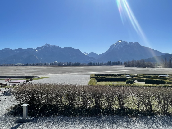Berge, Schloss Neuschwanstein, im Vordergrund der Barockgarten vom Festspielhaus und der (noch leere) Forggensee.