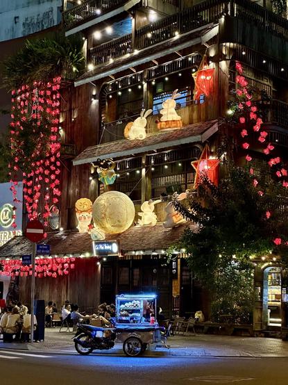 Fachada de un restaurante tematizado con figuras iluminadas a lo alto de sus 3 plantas en Ho Chi Minh.