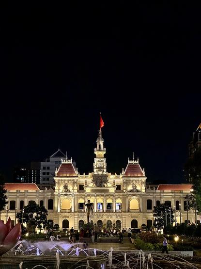 Ayuntamiento de Ho Chi Minh por la noche.