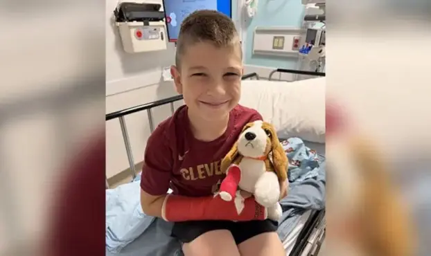 Mãe cria ministério após filho receber cura de leucemia e leva esperança a milhares com pelúcias e a Palavra de Deus. Foto: Reprodução/AG News.