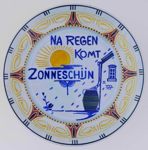 Na regen komt zonneschijn
☔ Betekenis : Na een periode van tegenslag komt er een betere tijd. / Voorspoed volgt op tegenspoed / Als er wat naars is gebeurd, wordt het daarna weer beter / Na slechte tijden komen er altijd wel weer goede tijden / Na slechte dagen of tijden breken ook wel weer betere tijden aan.
☔ Engels ; English : After a storm (comes) a calm. /  After rain comes sunshine.
☔ Frans ; français : Après la pluie, le beau temps.
☔ Duits ; Deutsch : Auf Regen folgt Sonnenschein.
☔ Italiaans ; italiano : Dopo la pioggia c’è sempre l`arcobaleno. / Dopo la pioggia arriva sempre il sole.
☔ Portugees ; português : Depois da tempestade, vem a bonança.
☔ Spaans ; español : Después de la lluvia sale el sol.