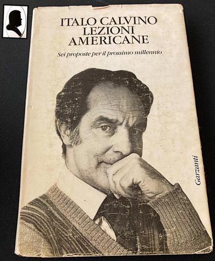 La foto ritrae la copertina del libro con il primo piano intenso in bianco e nero di Italo Calvino.