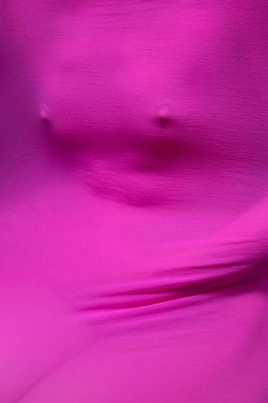 un torse de femme enveloppé d'un bas fuchia