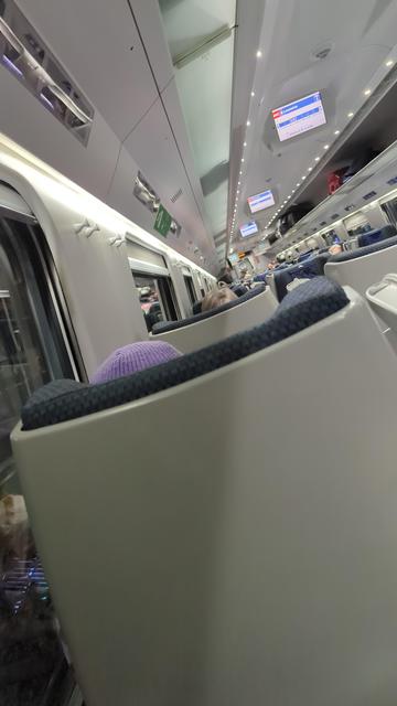 Intérieur du train ETR610 version Trenitalia, un peu daté.
