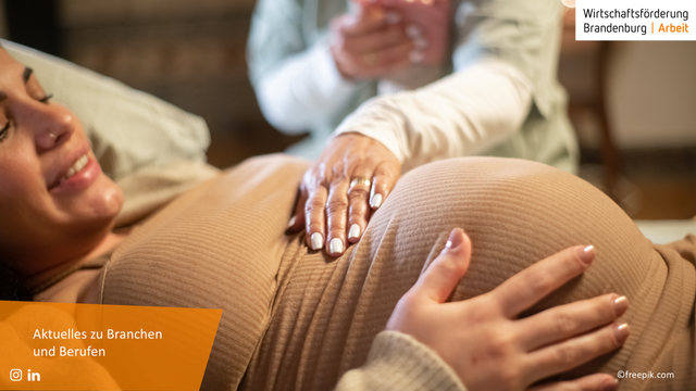 Bild: Hebamme untersucht eine Schwangere
Bildbeschriftung: Aktuelles zu Branchen und Berufen