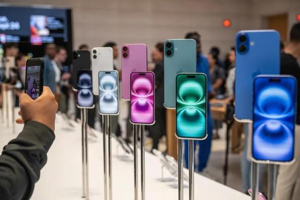 Apple Store employees report a holiday-like rush as fears of tariffs & price hikes spark a shopping frenzy. Consumers are acting fast to avoid higher costs. #AppleStore #Tariffs #PriceHike #ShoppingFrenzy #TechNews #ConsumerBehavior #RetailTrends #Economy