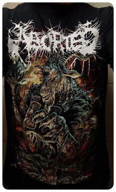 T-shirt du groupe Aborted pour la tournée "Hell over Europe II" et acheté le 11/11/2018 au CCO. 
Encore un t-shirt facile à porter au travail car c'est un être démoniaque qui manipule des humains soumis à des violences (douloureuses) comme dans le film "Hellraiser". 
On retrouve la boîte puzzle qui ouvre un portail vers la dimension des cénobites dans la main droite de la bête. 
Une bête à tête de bouc pour finir avec le cliché des t-shirt de Death Métal.