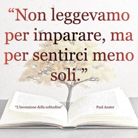L'immagine digitale riproduce un albero fiorito che sboccia dalle pagine centrali di un libro aperto. In primo piano le scritte: "Non leggevamo per imparare, ma per sentirci meno soli.", "L'invenzione della solitudine Paul Auster."