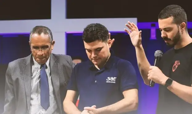 Pastor iraniano refugiado, lidera a primeira igreja de língua persa no Brasil, alcançando a diáspora com fé e missões. Foto: Instagram/JMM.