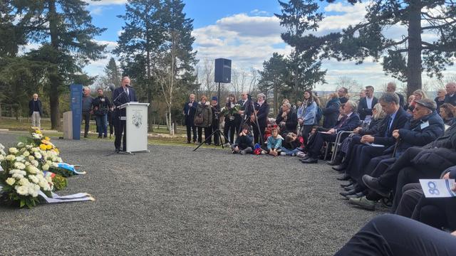 James D. Bindenagel bei seiner Gedenkrede zur Enweihung des neugestalteten Ehrenfriedhofes in Nordhausen.