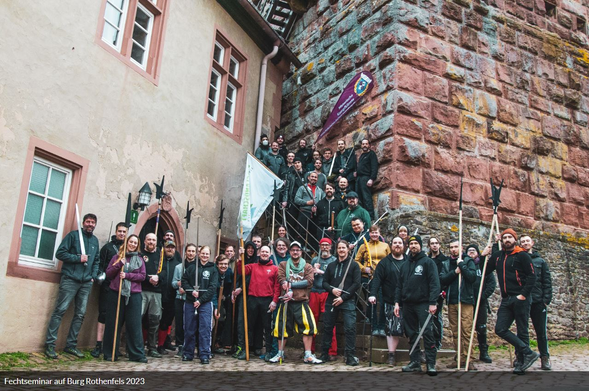 Gruppenbild der Veranstaltung, viele Leute mit verschiedenen historischen Waffen