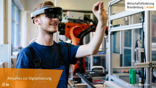 junger Mann mit VR Brille