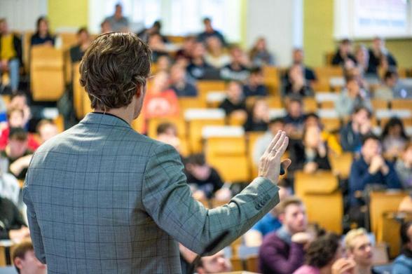A man speaks to people in a lecture hall.
Foto: UHH/von Wieding