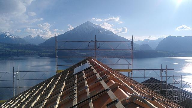 Solardach im Vordergrund, im Hintergrund der Niesen.