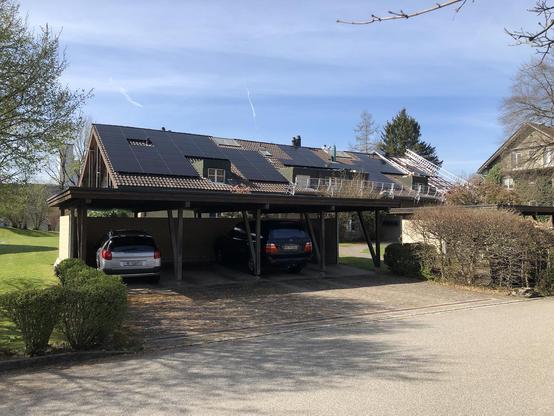 166 Panels auf Autounterstand fertig installiert.