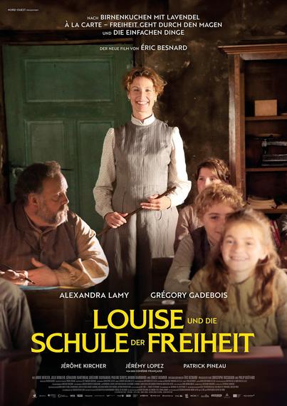 Das Bild ist ein Filmplakat für den Film „Louise und die Schule der Freiheit“ von Éric Besnard.  

Im Mittelpunkt des Bildes steht eine lächelnde Frau mittleren Alters (vermutlich Louise), die in einfacher, historischer Kleidung mit einem Zeigestock vor einer grünen Holztür steht – vermutlich in einem Klassenzimmer. Um sie herum sitzen verschiedene Personen, darunter mehrere Kinder und ein älterer Mann mit Bart, die alle aufmerksam oder fröhlich schauen.  

Das Setting wirkt wie eine historische Dorfschule mit rustikalem Mobiliar und gedämpfter Beleuchtung.  

Die Gestaltung des Posters sowie die Kleidung der Figuren deuten auf einen Film hin, der in einer früheren Zeit spielt und Themen wie Bildung, Emanzipation und Gemeinschaft behandelt. Der Slogan oben verweist auf frühere Filme des Regisseurs:  
„Nach *Birnenkuchen mit Lavendel*, *À la carte – Freiheit geht durch den Magen* und *Die einfachen Dinge*“ – alles Filme mit einem warmherzigen, lebensbejahenden Ton.  

Die Namen der Hauptdarstellenden werden genannt:  
- Alexandra Lamy  
- Grégory Gadebois  
- Jérôme Kircher  
- Jérémy Lopez  
- Patrick Pineau

Der Filmtitel in großer gelber Schrift hebt das zentrale Motiv hervor: eine Frau, die eine neue Art von Schule und Bildung mit „Freiheit“ verbindet.