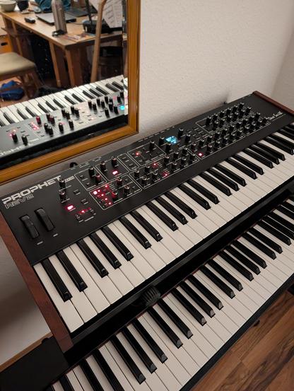 Synthesizer der Marke Sequential. Darunter ein E-Piano