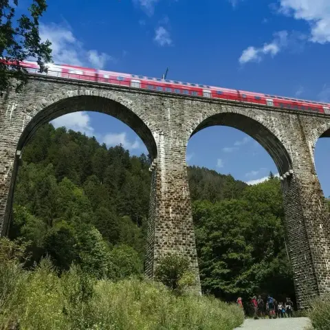 🌉🌲 Ravennaschlucht: Wo die Wildnis auf steinerne Giganten trifft!