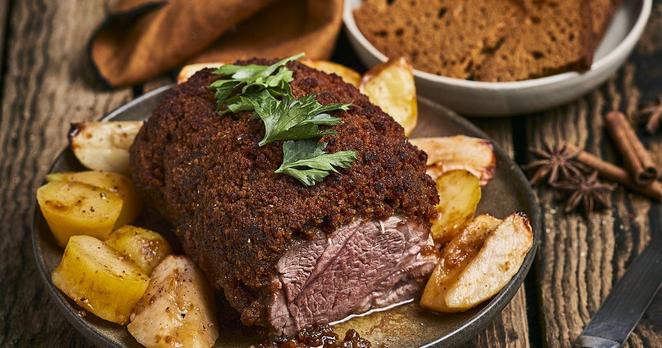 Photo pour la recette Rôti d'agneau en croûte de pain, pommes et pommes de terres rôties