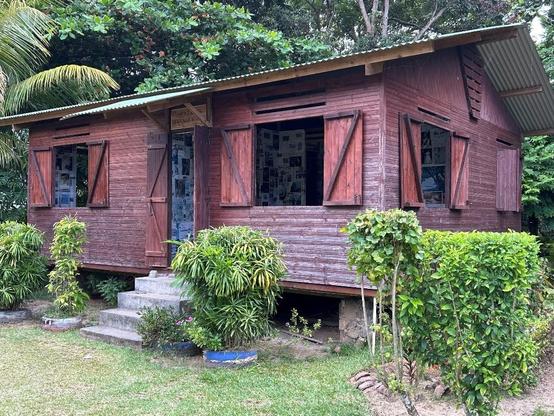 A wooden house on stilts, surrounded by trees and bushes.
Photo: Beate Ratter